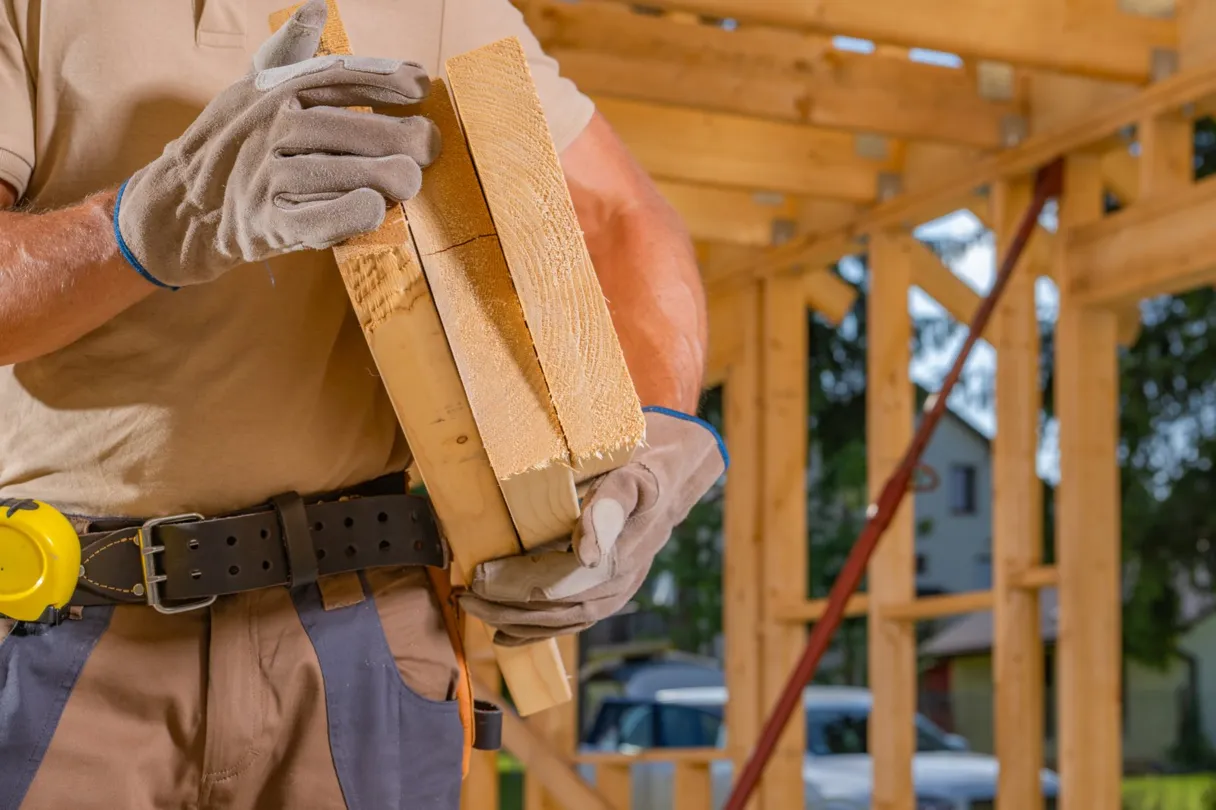Stabilna konstrukcja pod ciężkie pokrycie: Jakie krokwie wybrać pod dachówkę ceramiczną?