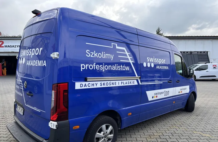 Akademia swisspor rusza w teren! Mobilne centrum wiedzy o dachach już na trasie