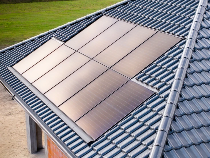 Co wyróżnia system fotowoltaiczny SunLACE marki swissporTON