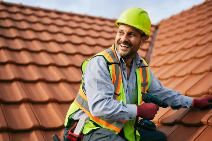 Jak bezpiecznie chodzić po dachówkach ceramicznych? Przewodnik dla dekarza i właściciela domu