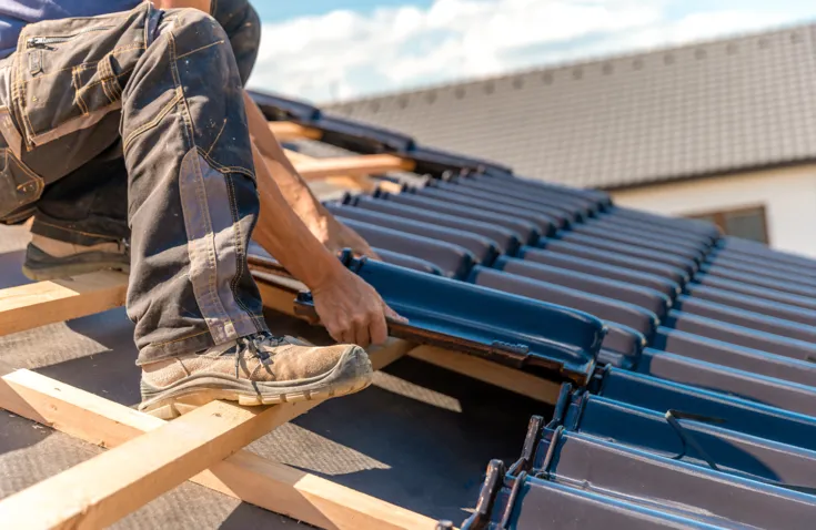 7 najczęstszych błędów przy montażu dachówki. Sprawdź, jak poprawnie układać pokrycie dachowe swissporTON