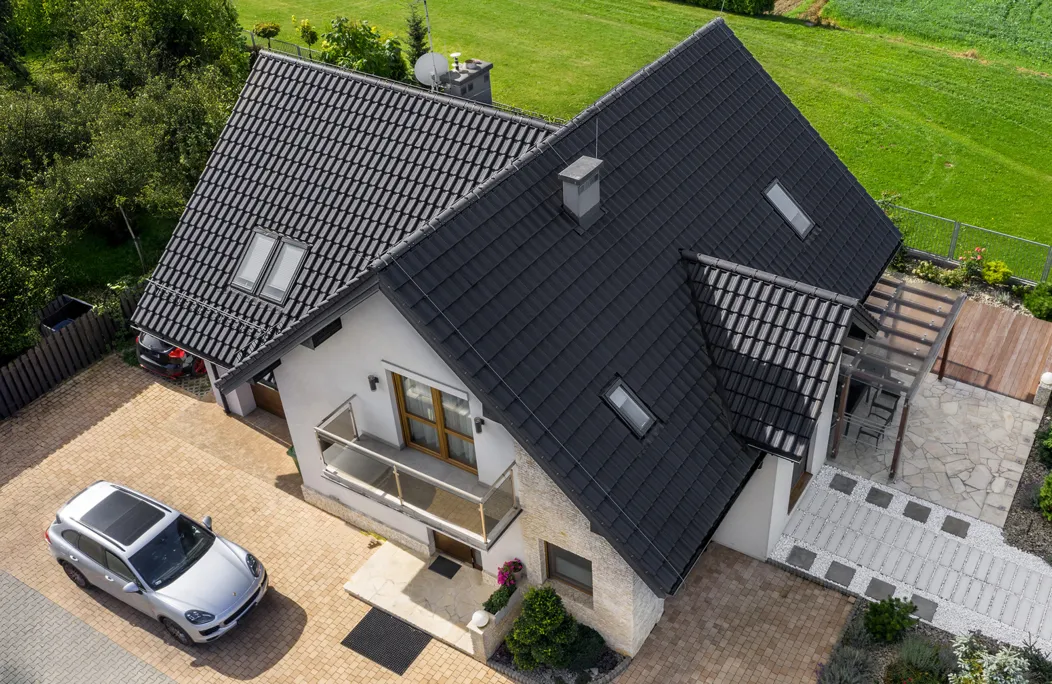 Ile kosztuje dach? Jak kształt połaci wpływa na wydatki i wybór dachówki swissporTON