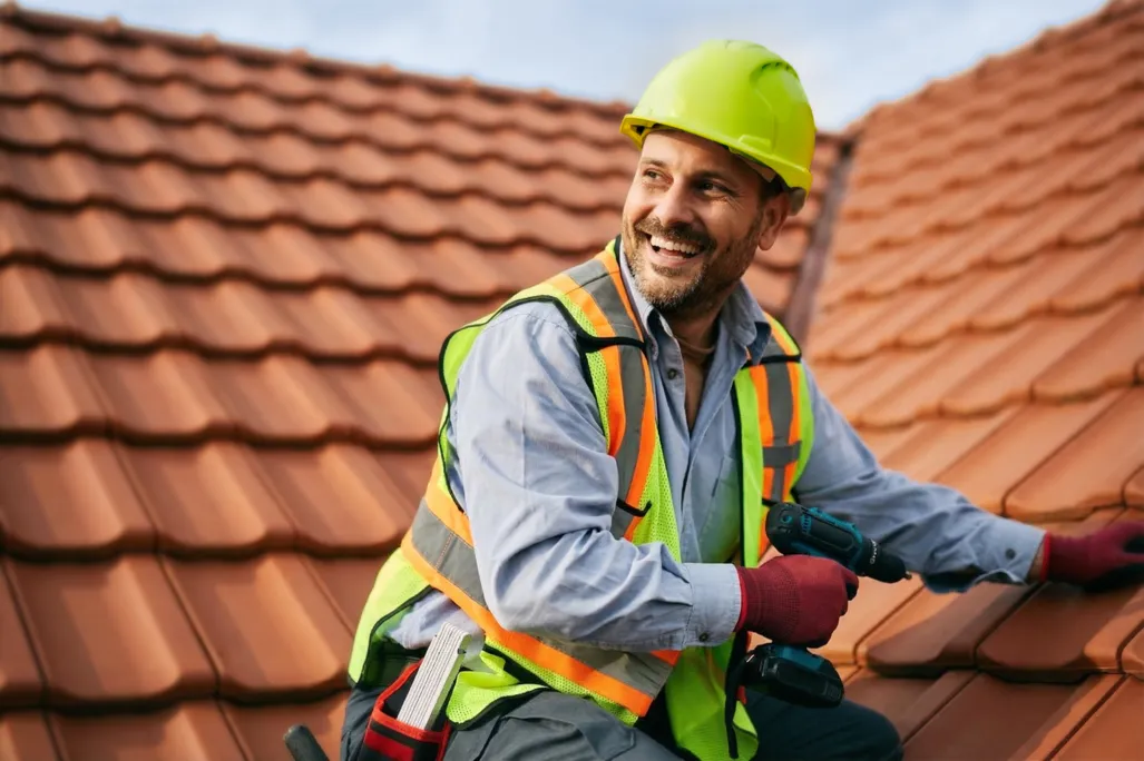Jak bezpiecznie chodzić po dachówkach ceramicznych? Przewodnik dla dekarza i właściciela domu